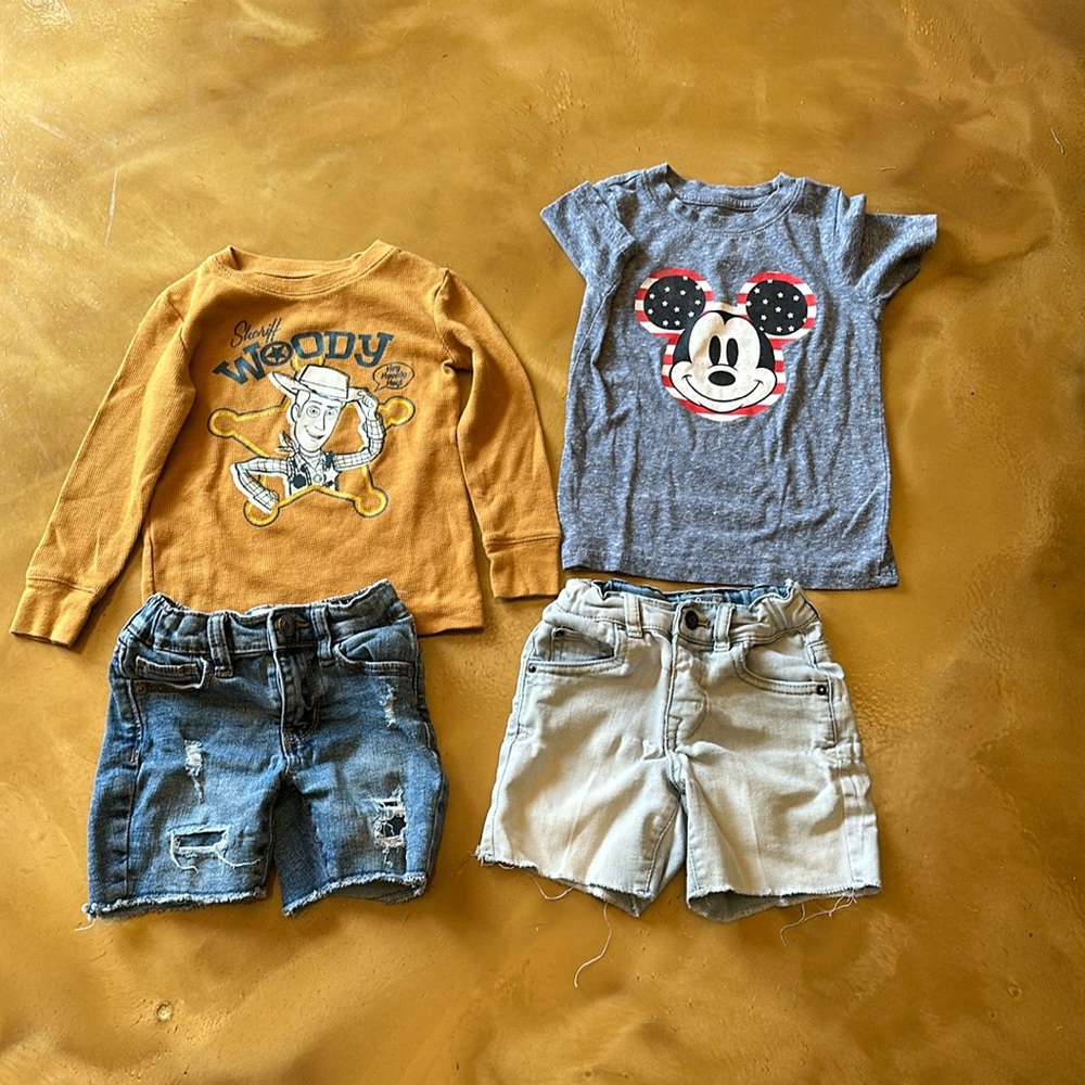 Set of 4 pieces 2T for boys.  Very good condition.